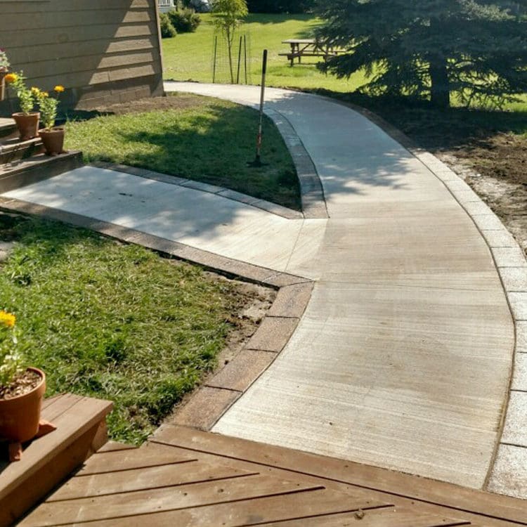 home concrete walkway with stamped concrete edge